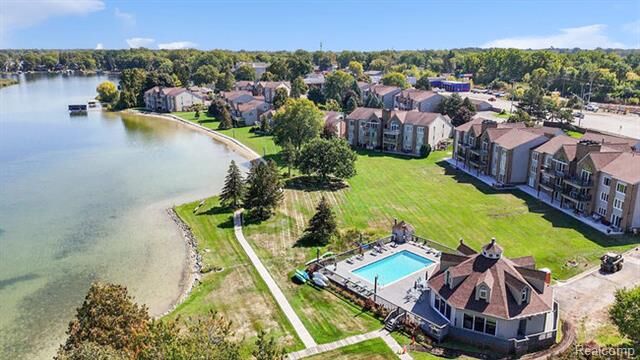 Property Photo:  3412 Loon Lake Court Court  MI 48329