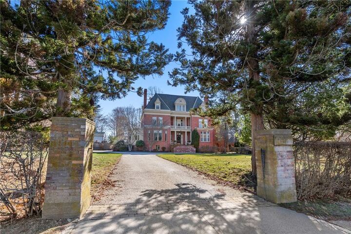 Property Photo:  434 Bellevue Avenue 1B  RI 02840 