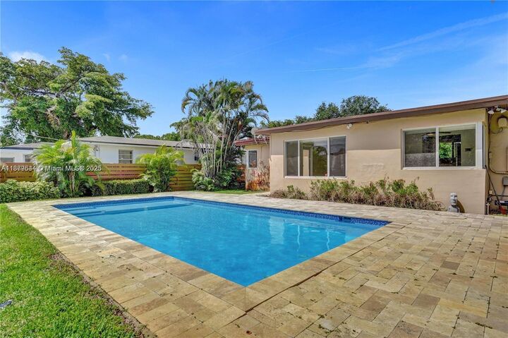 Property Photo: 1411 N 16th Ct FL 33020
