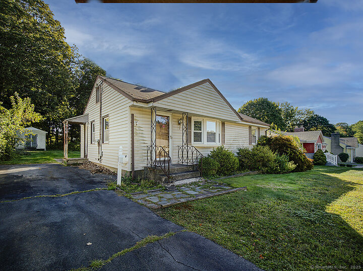 Property Photo:  96 Maplewood Terrace Extension  CT 06514 
