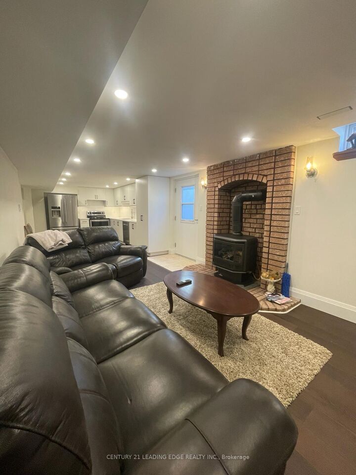 Property Photo:  1000 Lovingston Crescent  ON L4W 3K8 