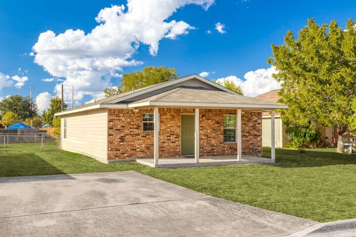 Property Photo:  1303 W Pointe Place  TX 78644 