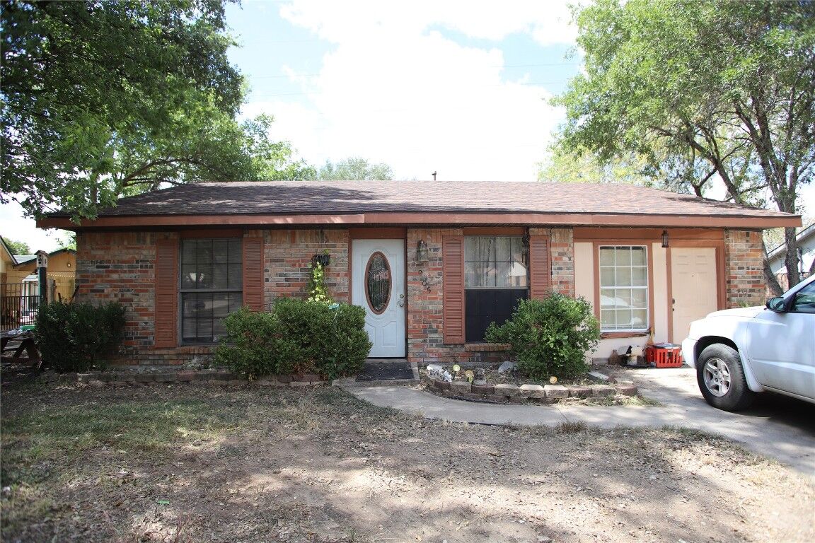 Property Photo:  905 Luann Lane  TX 78644 