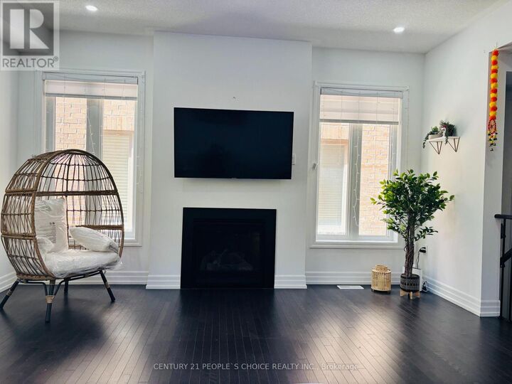 Property Photo:  29 Christine Elliott Avenue  ON L1P 0B8 