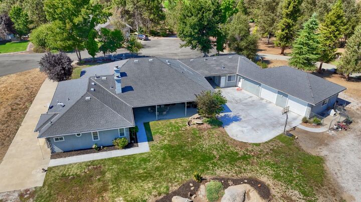 Property Photo:  41345 Singing Hills Circle  CA 93601 