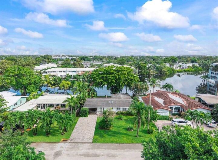 Property Photo:  725 NE 17th Ct  FL 33305 