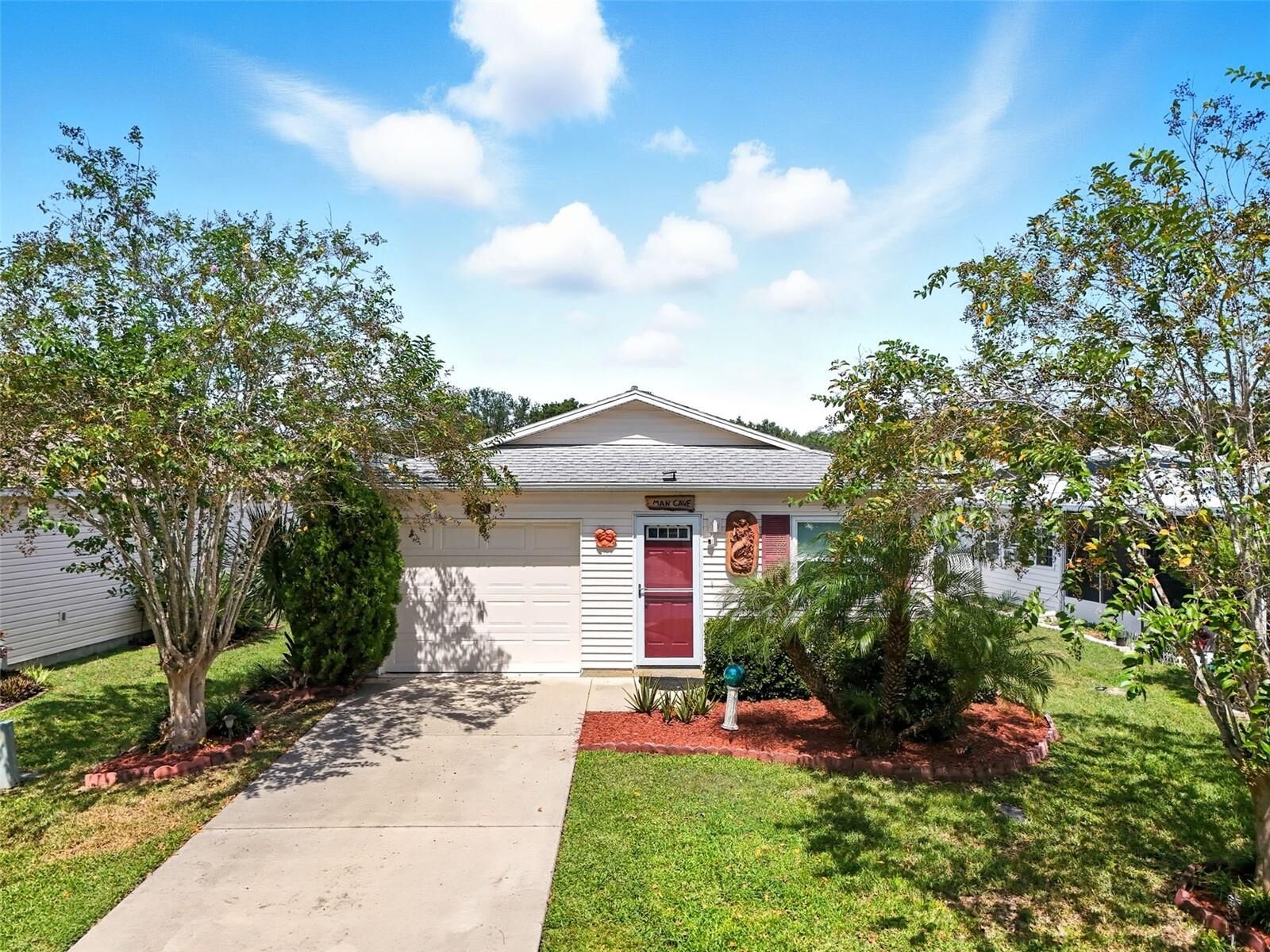 Property Photo: 543 Cottage Park Lane FL 34748