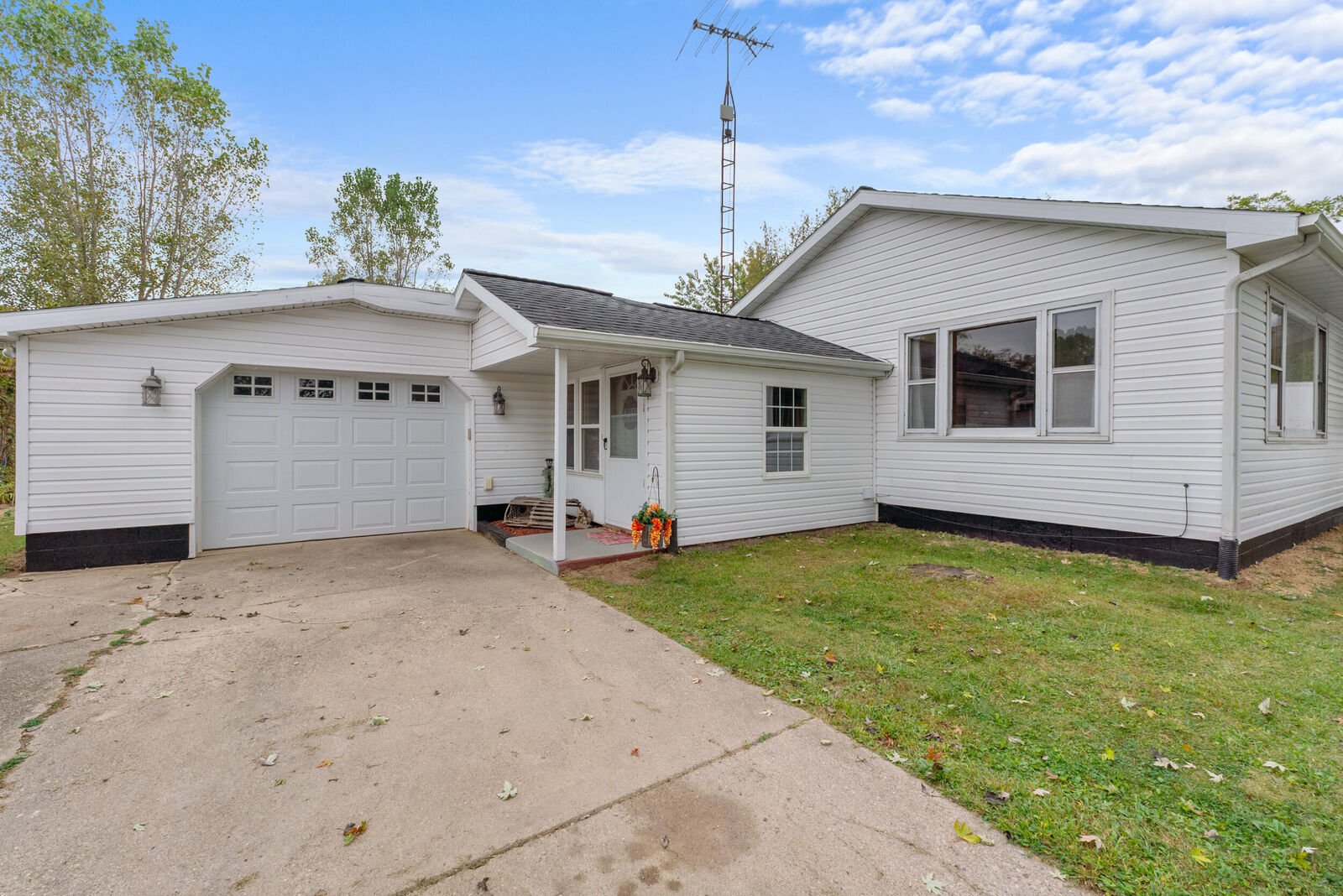 Property Photo:  14980 Forrister Road  MI 49247 