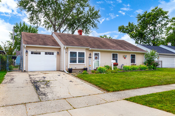 Property Photo:  121 E Briarwood Drive  IL 60107 