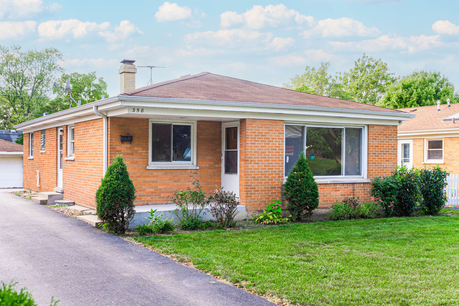 Property Photo: 358 N Craig Place IL 60148