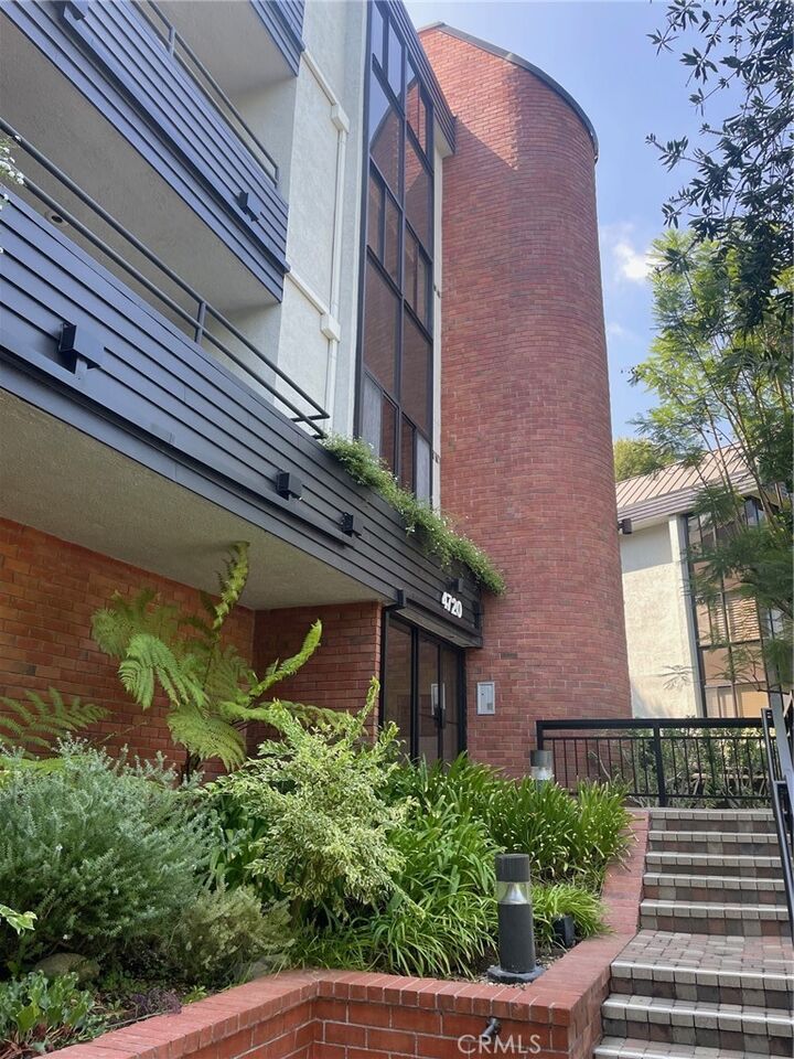 Property Photo:  4720 Park Encino Ln 220  CA 91436 