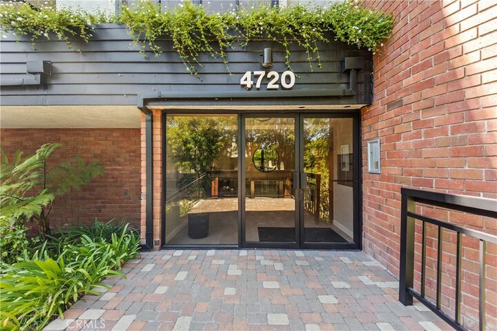 Property Photo: 4720 Park Encino Ln 220 CA 91436
