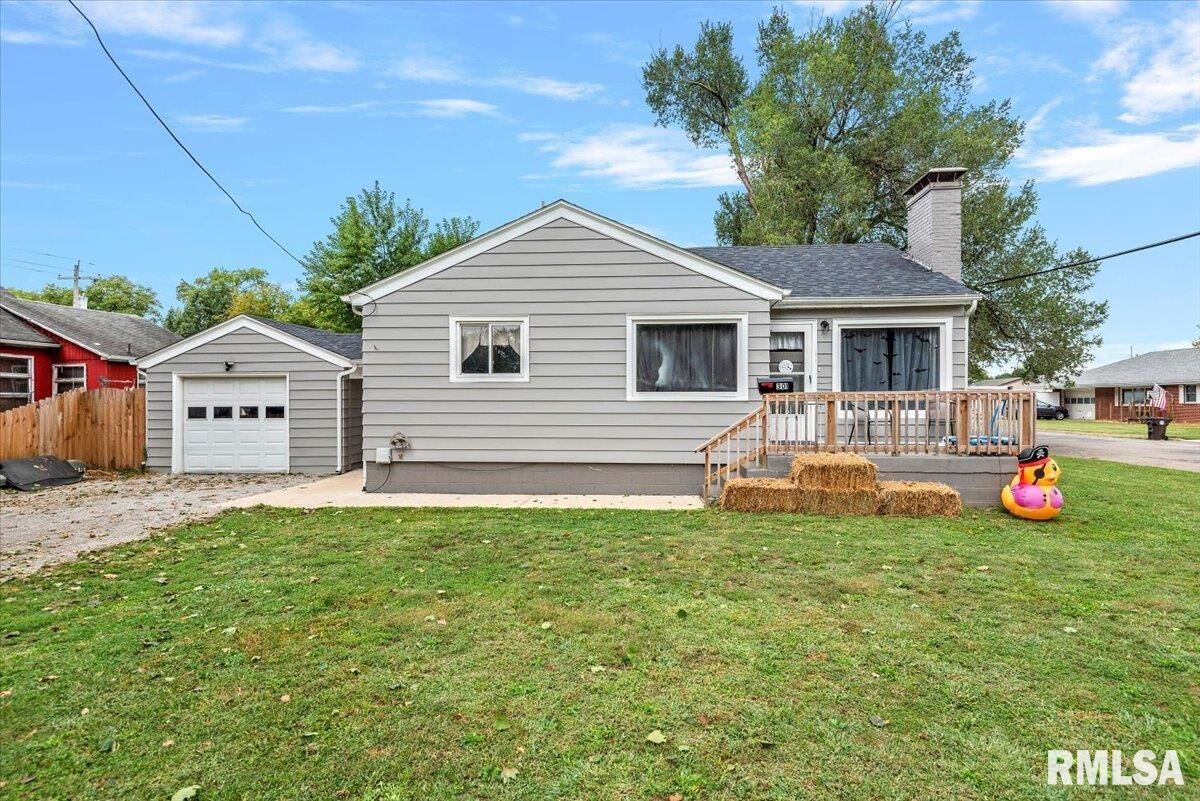 Property Photo:  301 S Washington Street  IL 62656 
