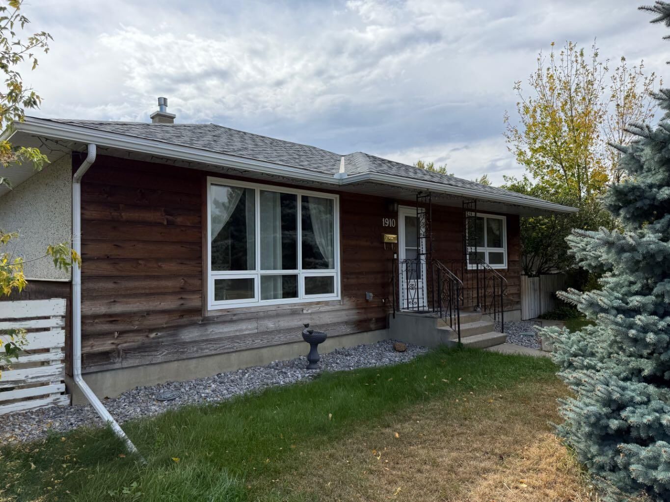 Property Photo:  1910 16 Avenue S  AB T1K 0Z2 