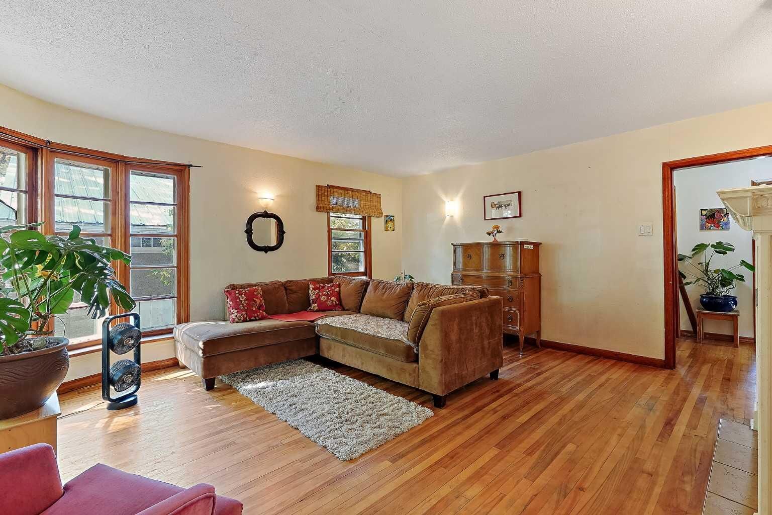 Property Photo:  1253 8A Avenue S  AB T1J 1S4 