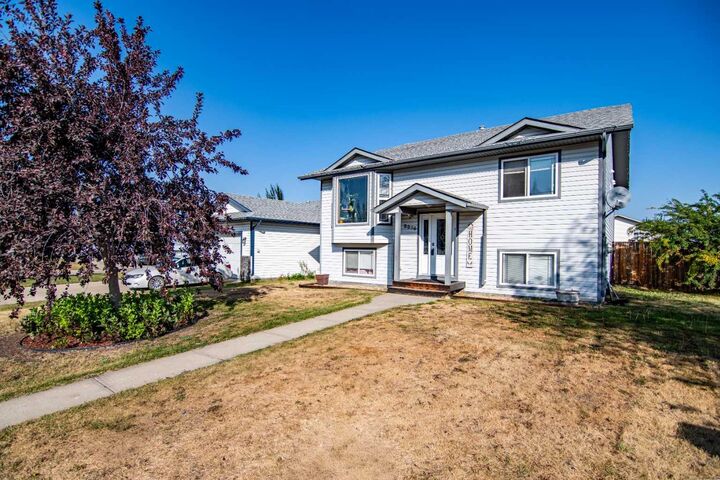 Property Photo:  5836 Park Street  AB T4M 0G1 