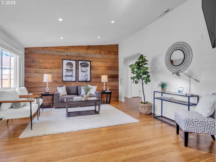 Property Photo: 4201 Wadsworth Ln OR 97317