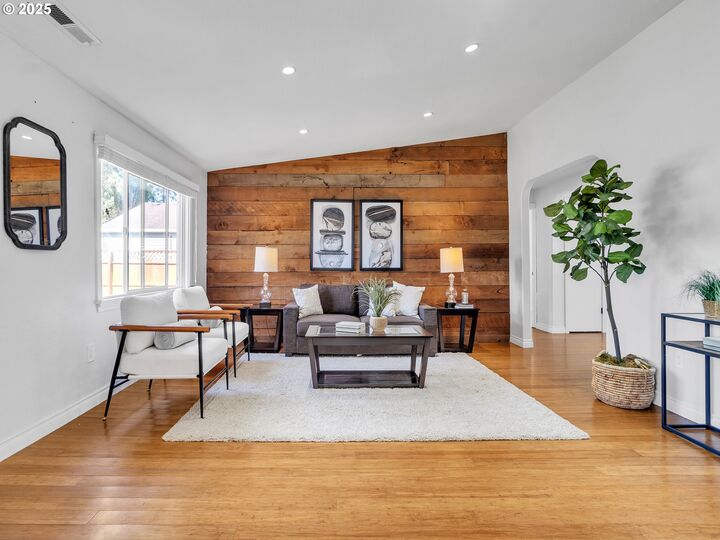 Property Photo:  4201 Wadsworth Ln  OR 97317 