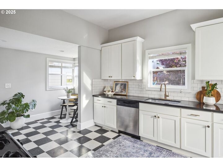 Property Photo: 5106 N Bowdoin St OR 97203