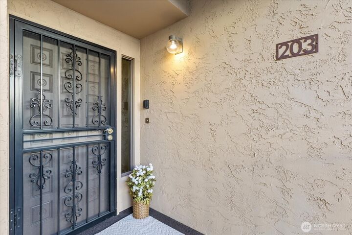 Property Photo:  1005  5th Avenue S 203B  WA 98020 