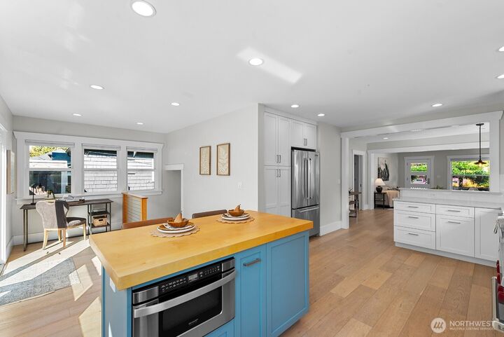 Property Photo:  5811  1st Avenue NE  WA 98105 