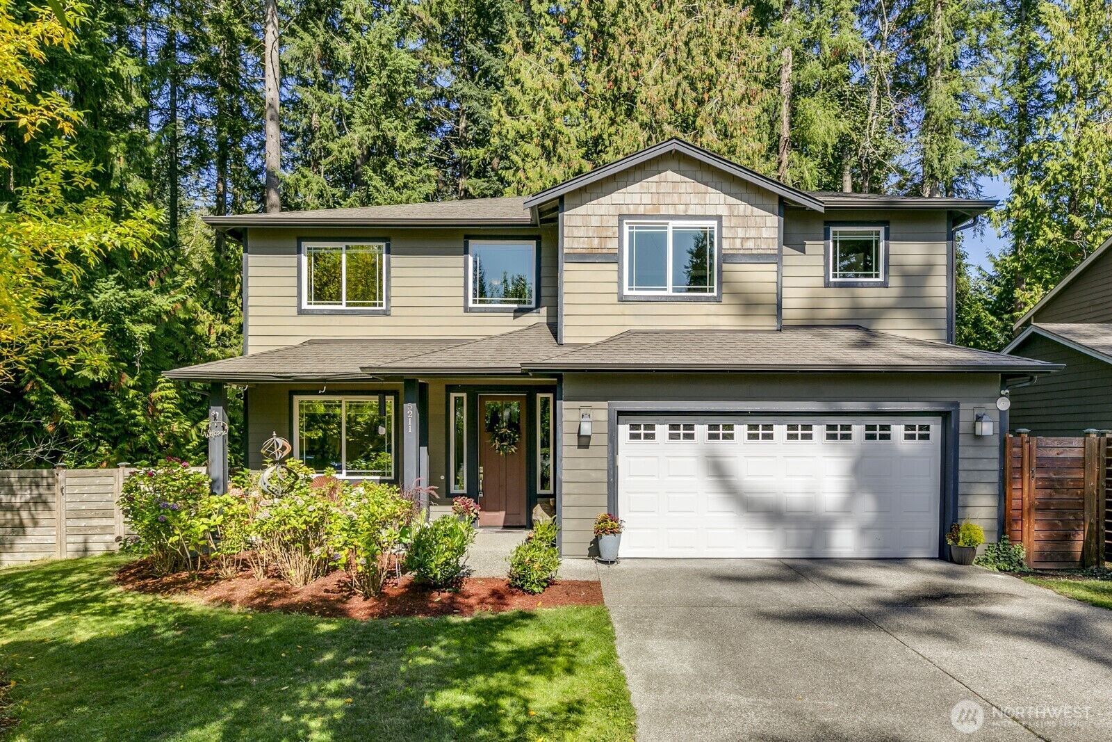 Property Photo:  5211  East Drive  WA 98203 
