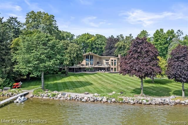 Property Photo:  3333 W Shore Drive  MI 48324 