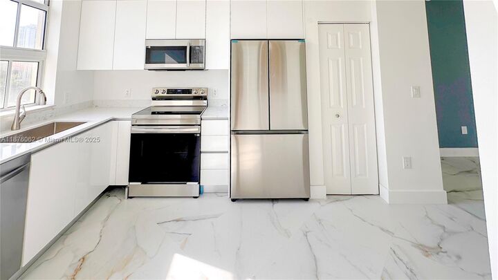 3001 NE 185th St 317  Aventura FL 33180 photo