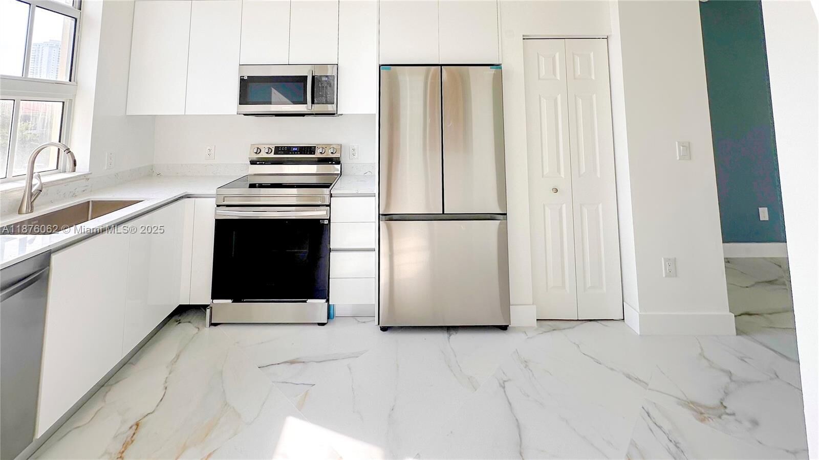 Property Photo:  3001 NE 185th St 317  FL 33180 