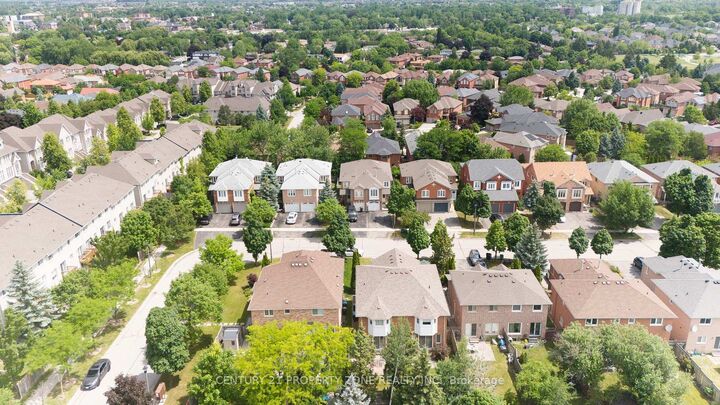 Property Photo:  5469 Palmerstone Crescent Upper  ON L5M 5Z8 