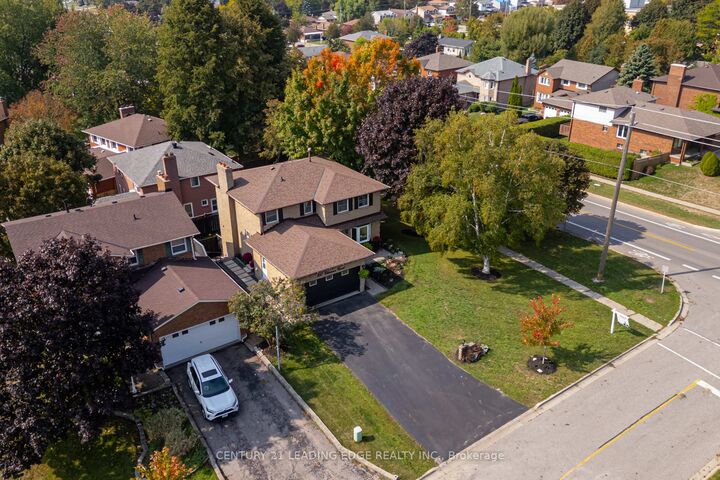 Photo de la propriété:  350 Ellesmere Court  ON L1H 8E6 