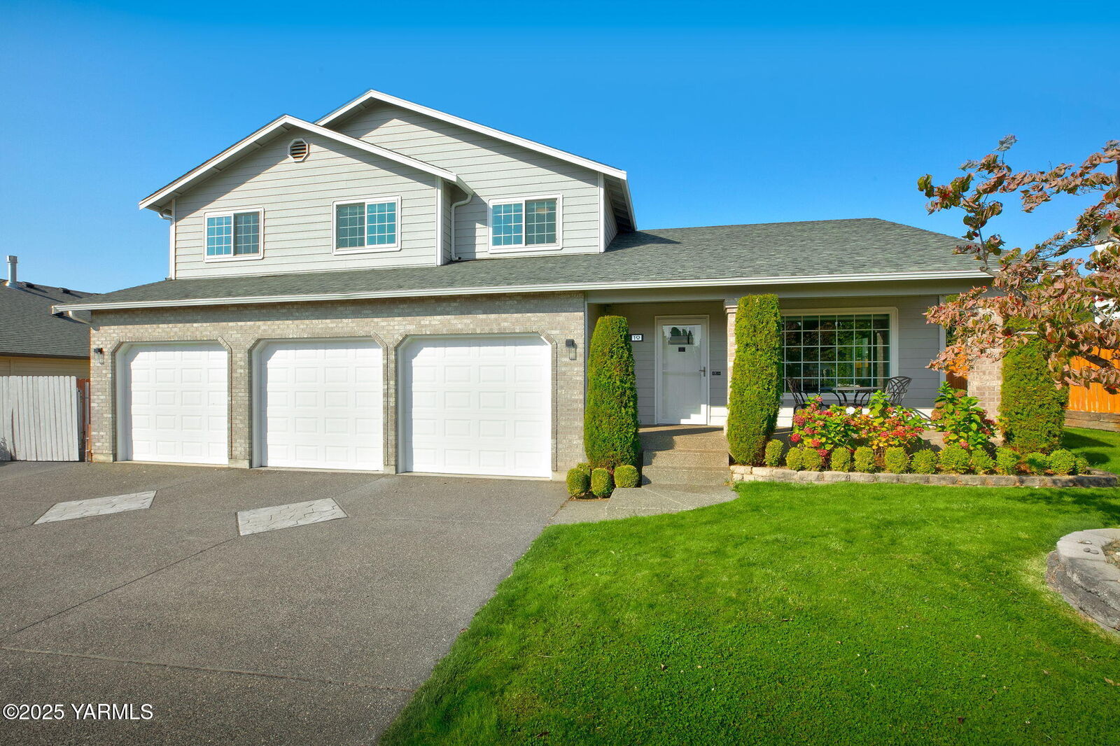 Property Photo:  10 N 91st Ave  WA 98908 