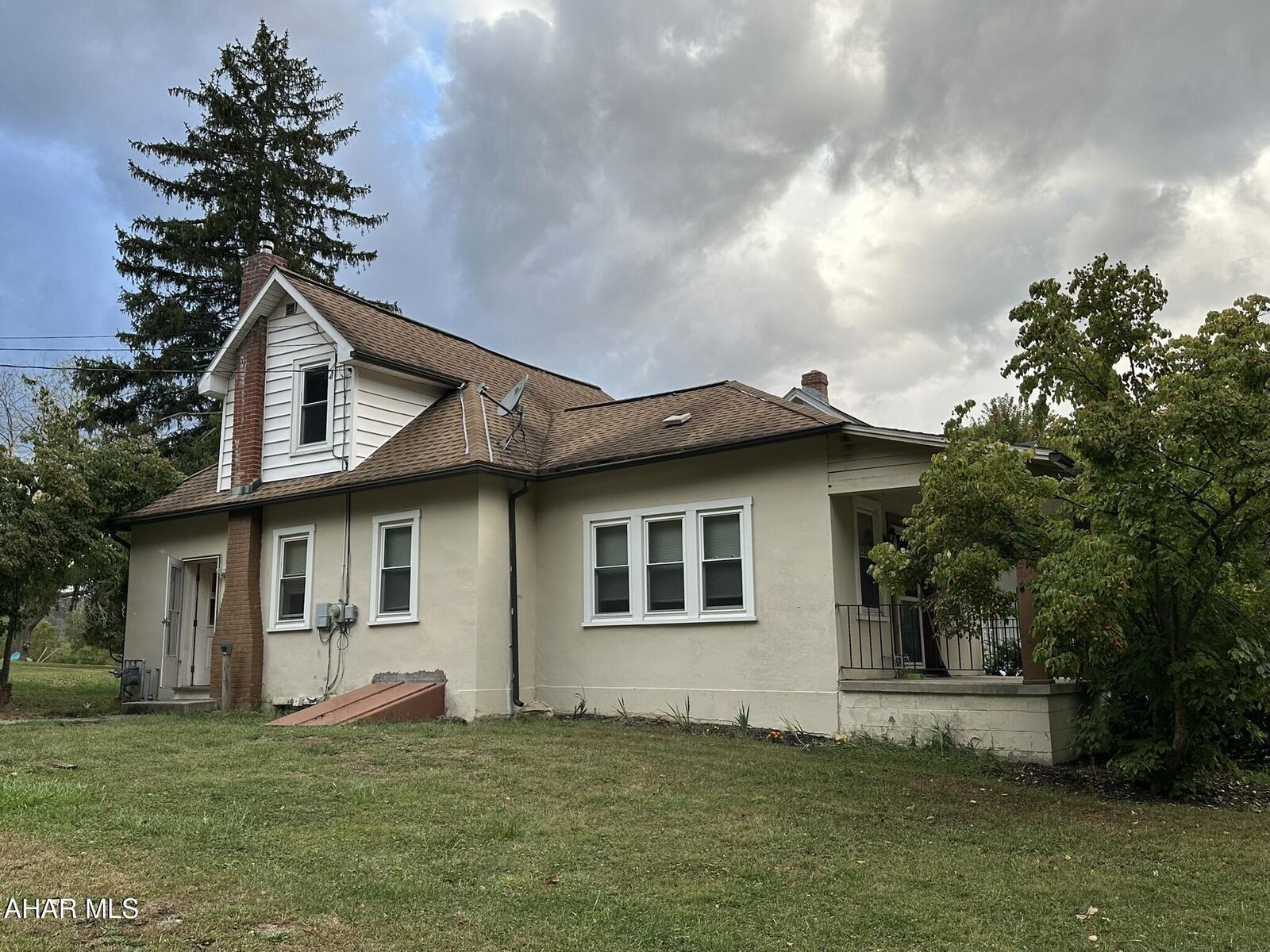 Property Photo: 942 S Juliana Street PA 15522