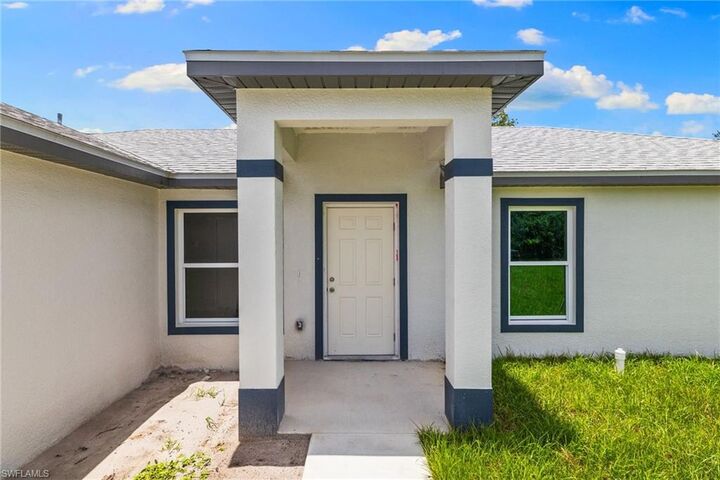 Property Photo: 318 Lamella Ave FL 33974