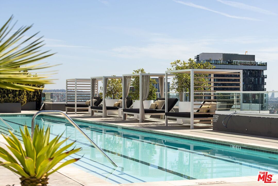 Property Photo:  6250 Hollywood Blvd  CA 90028 