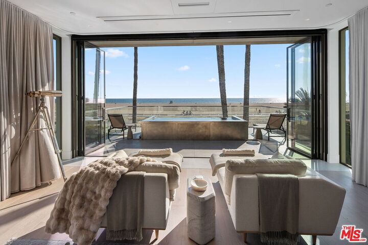 Property Photo:  940 Palisades Beach Rd  CA 90403 