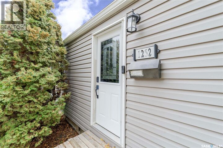 Property Photo:  1252 4th Avenue NE  SK S6H 1J5 