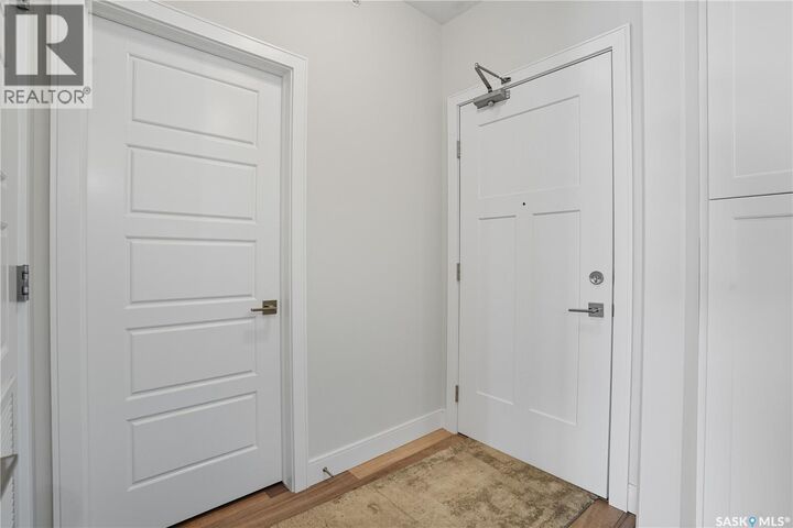 Property Photo:  303 105 Willis Crescent  SK S7T 0Z3 
