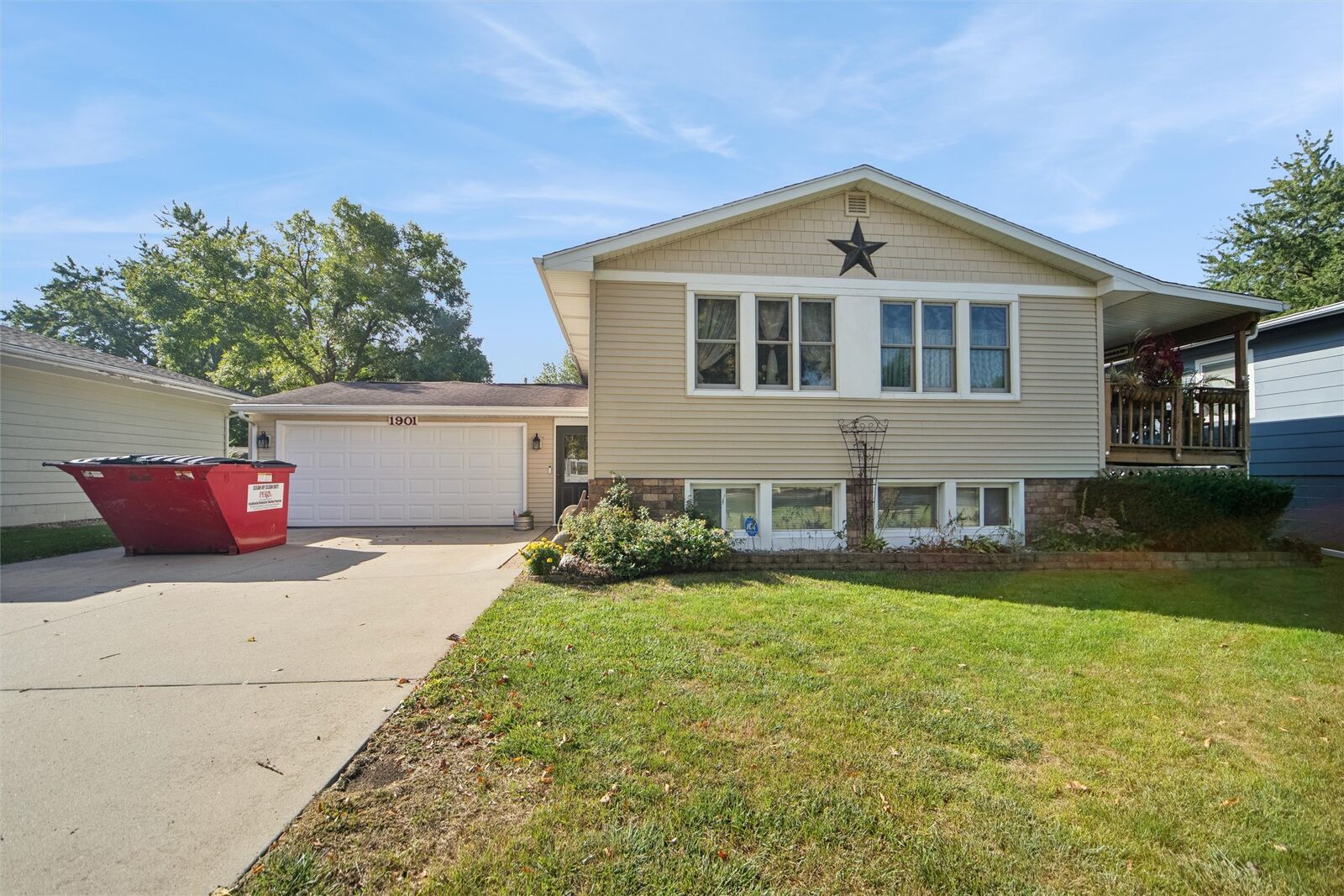 Property Photo:  1901 Estella Street  IA 50220 