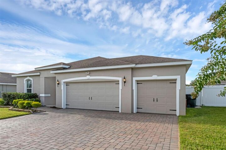 Property Photo:  920 Glazebrook Loop  FL 32763 