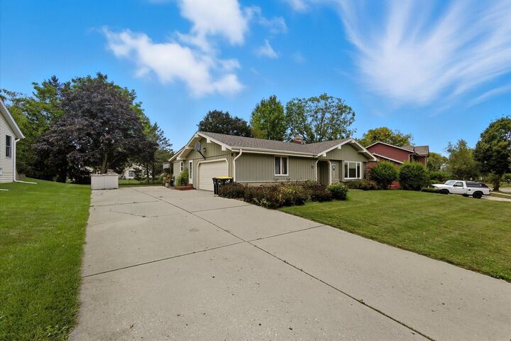 Property Photo:  3041 Minot Ln  WI 53188 