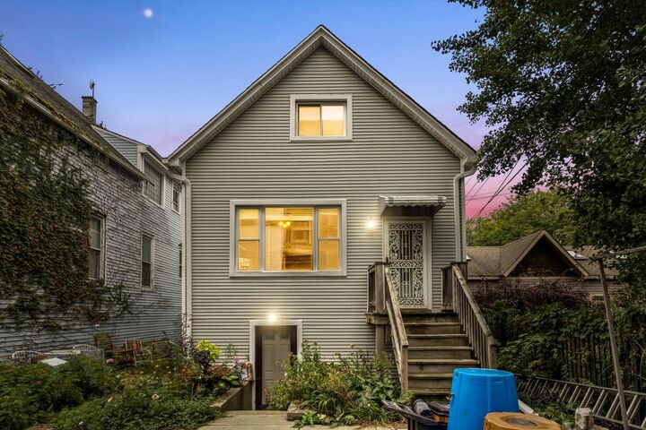 Property Photo:  2120 N Whipple Street Ch2  IL 60647 