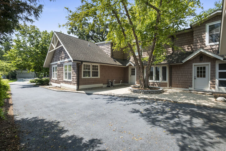 Property Photo:  1410 Berkley Court  IL 60015 