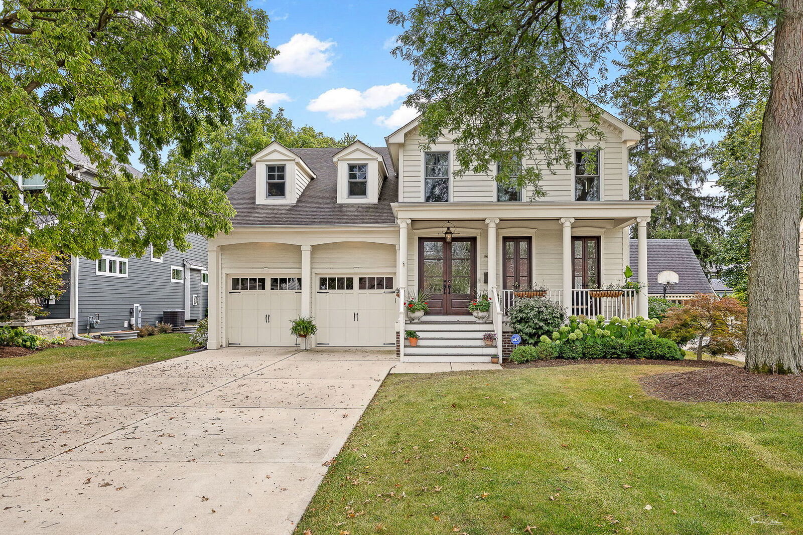 Property Photo:  616 E Indiana Street  IL 60187 