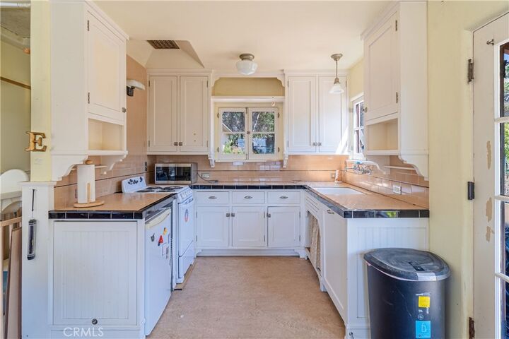 Property Photo:  1689 E Altadena Drive  CA 91001 