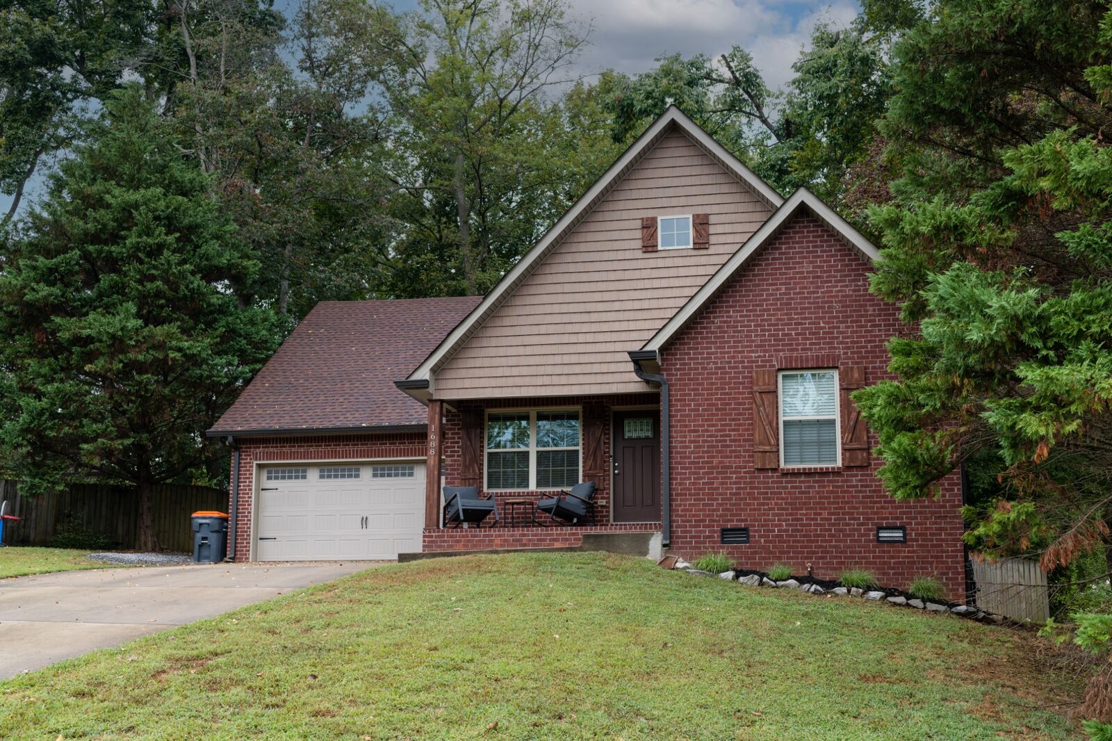 Property Photo:  1688 Barrywood Cir E  TN 37042