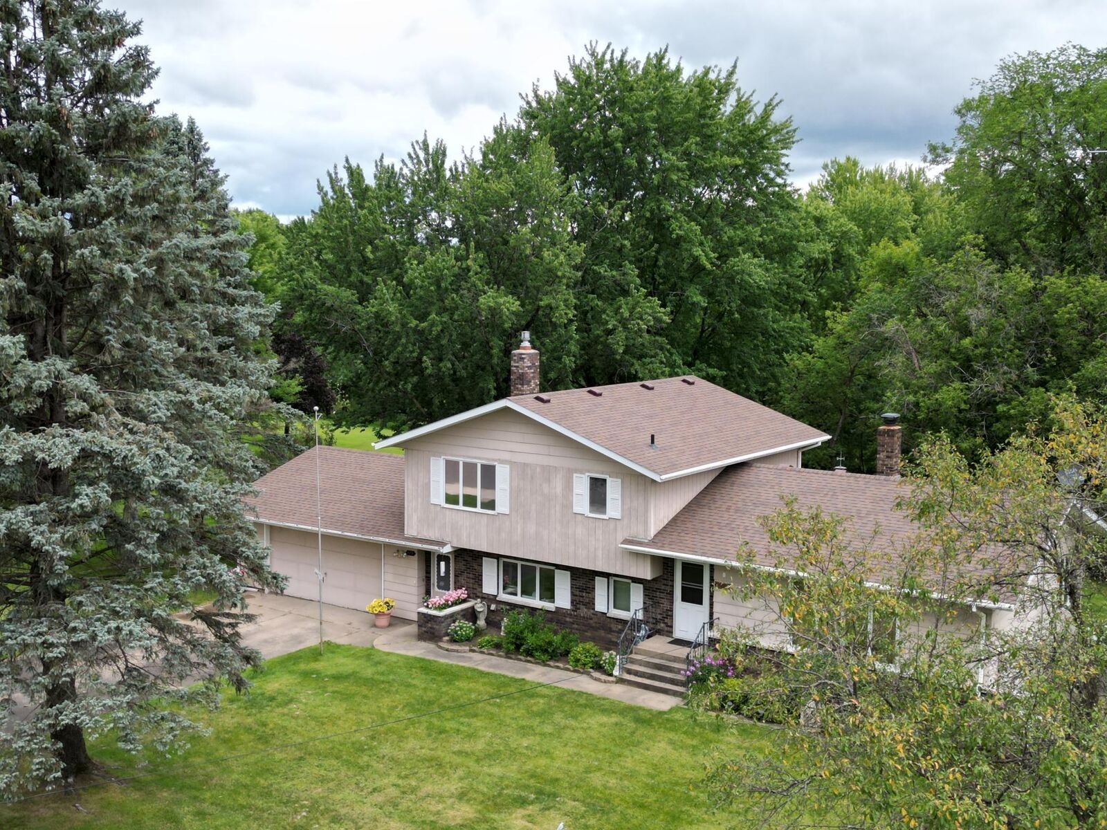 Property Photo:  424 S Driftwood Street  MN 56373 