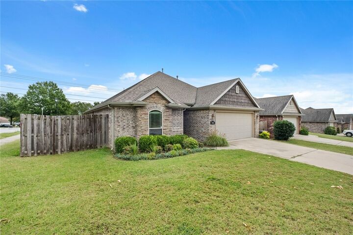 Property Photo:  3112 N Autumn Rose Avenue  AR 72704 