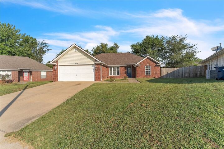 Property Photo: 1103 E Ken Leach AR 72761