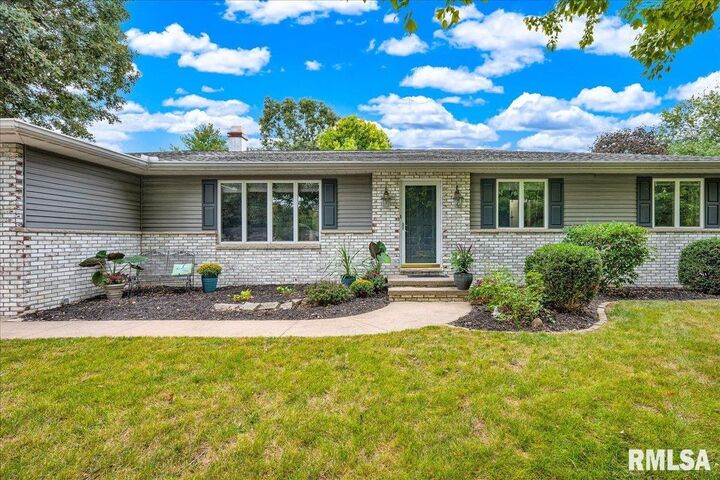 Property Photo:  306 Arbor Vitae Drive  IL 61548 